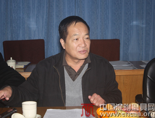 涂附磨具分會秘書長王明遠(yuǎn)主持座談會