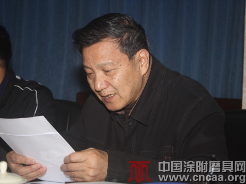 《中國涂附磨具》雜志主編李硯咸宣讀了《中國涂附磨具發(fā)展史》編寫大綱