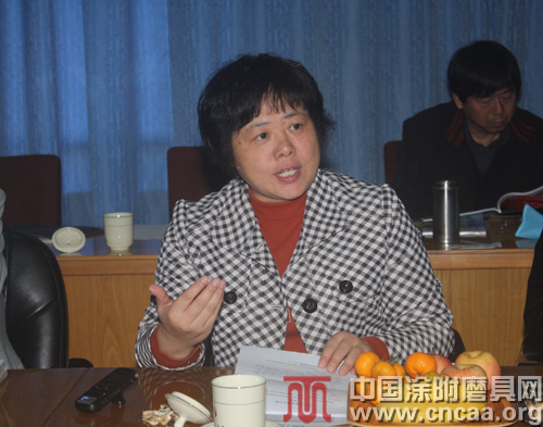 涂附磨具分會理事長胡愛麗做重要講話