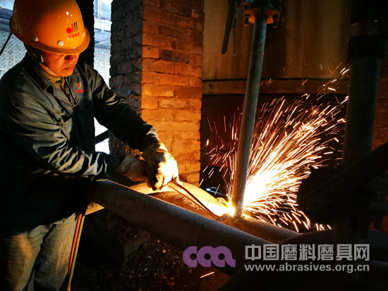 明珠電冶利用外界停電時(shí)間對(duì)設(shè)備進(jìn)行檢修