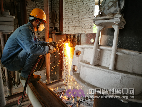 明珠電冶利用外界停電時(shí)間對(duì)設(shè)備進(jìn)行檢修