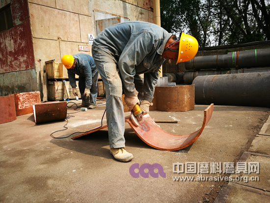 明珠電冶利用外界停電時(shí)間對(duì)設(shè)備進(jìn)行檢修